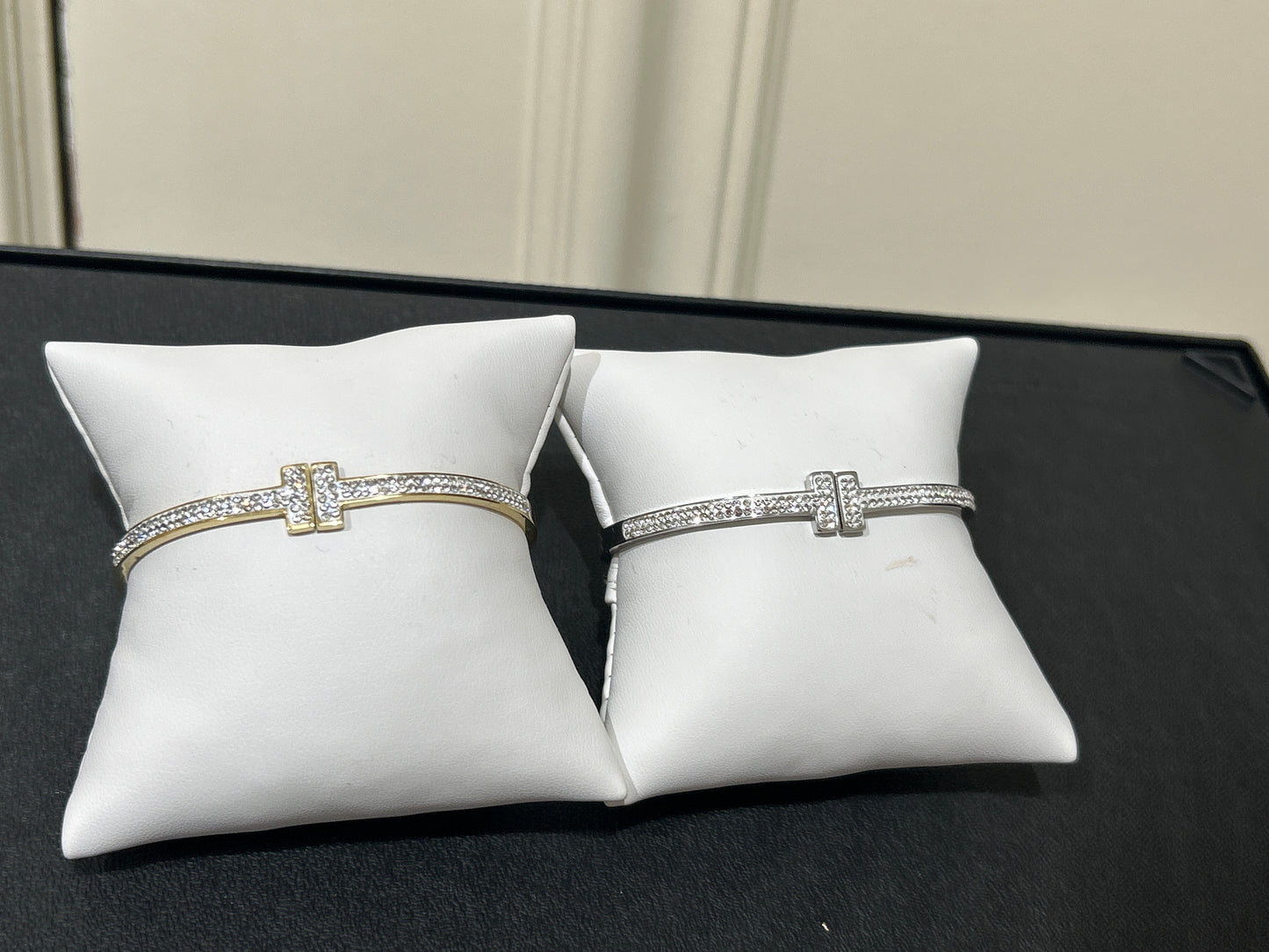 Stainless steel bracelet with crystals hinged.￼￼